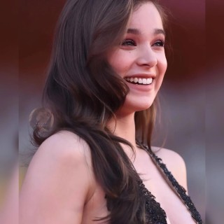 Hailee-Steinfeld-R042