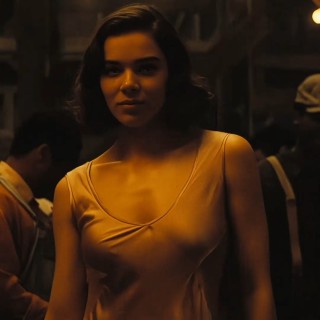 Hailee-Steinfeld-R043