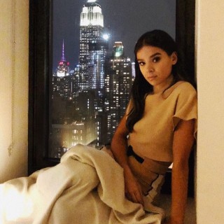 Hailee-Steinfeld-R044