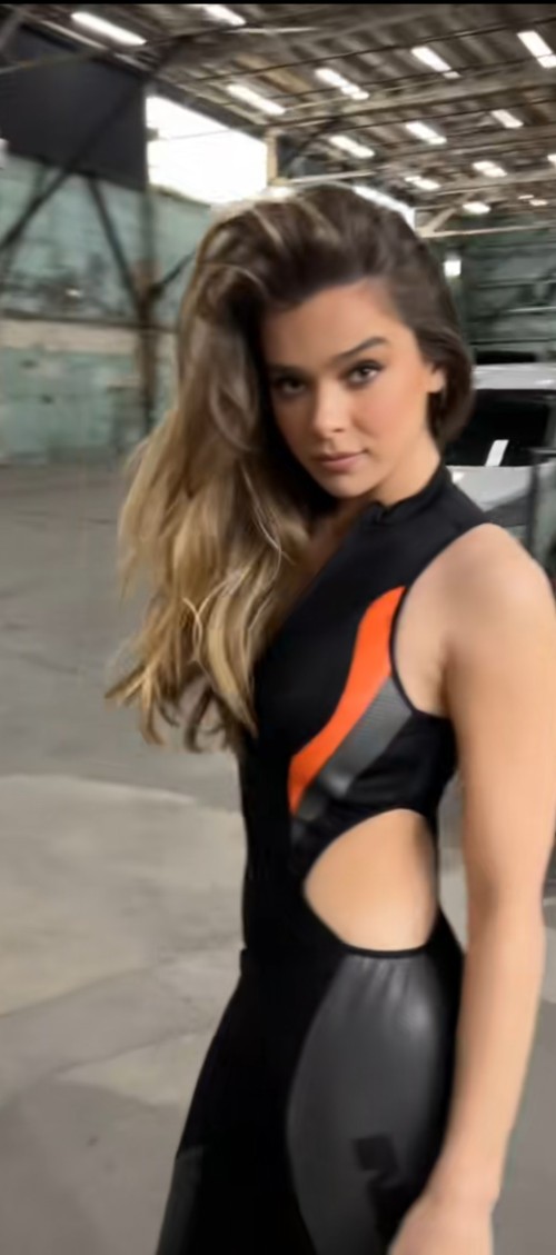 Hailee-Steinfeld-R052.jpg