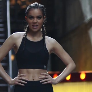 Hailee-Steinfeld-R056