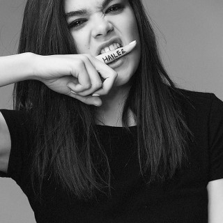 Hailee-Steinfeld-R057
