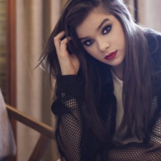 Hailee-Steinfeld-R058