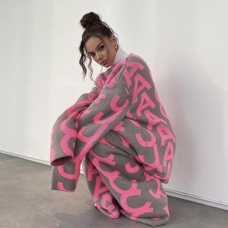 Hailee-Steinfeld-R066