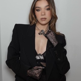 Hailee-Steinfeld-R068