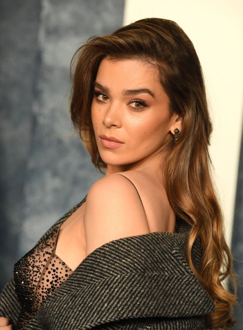 Hailee-Steinfeld-R075.jpg