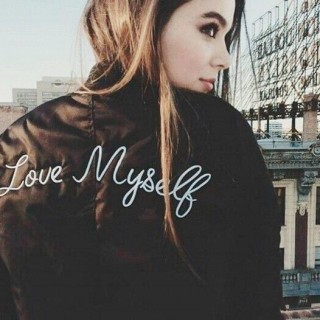 Hailee-Steinfeld-R095