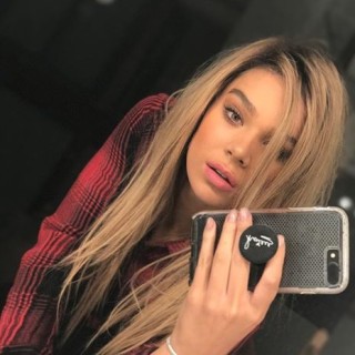 Hailee-Steinfeld-R103