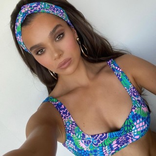 Hailee-Steinfeld-R106