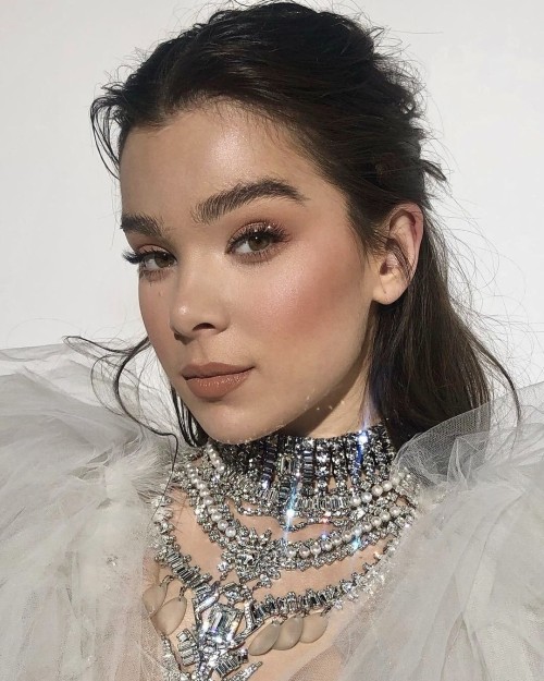 Hailee Steinfeld R107