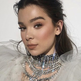 Hailee-Steinfeld-R107