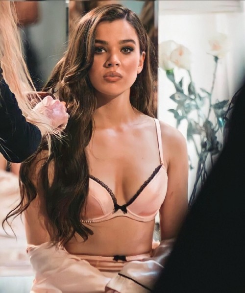 Hailee Steinfeld R109