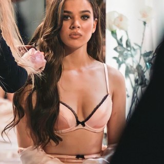 Hailee-Steinfeld-R109