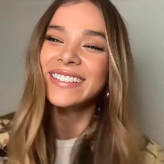 Hailee-Steinfeld-R117