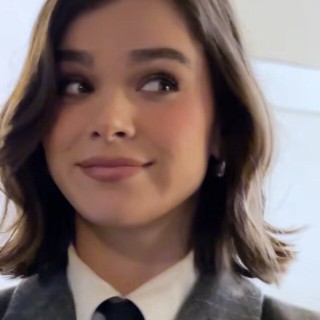 Hailee-Steinfeld-R119