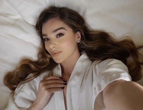 Hailee-Steinfeld-R123.jpg