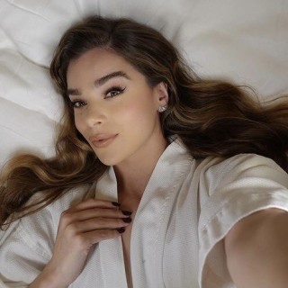 Hailee-Steinfeld-R123