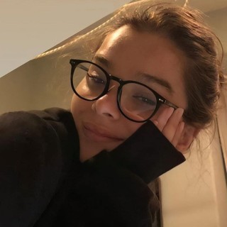 Hailee-Steinfeld-R124