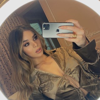 Hailee-Steinfeld-R126