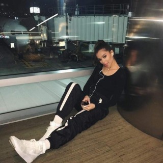 Hailee-Steinfeld-R127