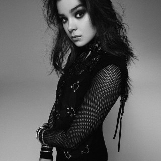 Hailee-Steinfeld-R129