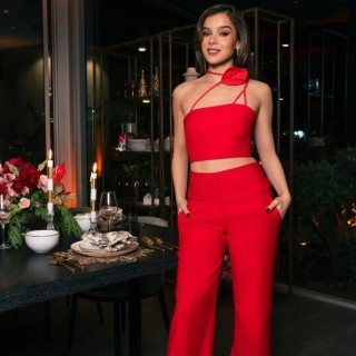 Hailee-Steinfeld-R130