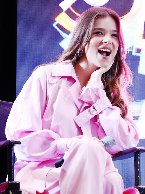 Hailee-Steinfeld-R132.jpg