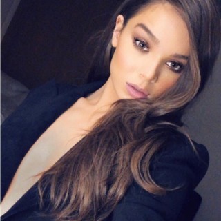 Hailee-Steinfeld-R134