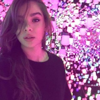 Hailee-Steinfeld-R135