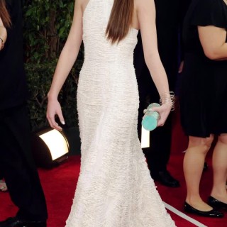 Hailee-Steinfeld-R136