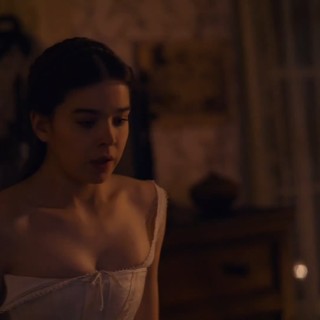 Hailee-Steinfeld-R140