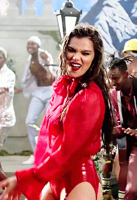 Hailee-Steinfeld-R147.gif