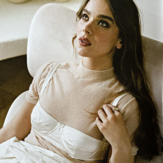 Hailee-Steinfeld-R156