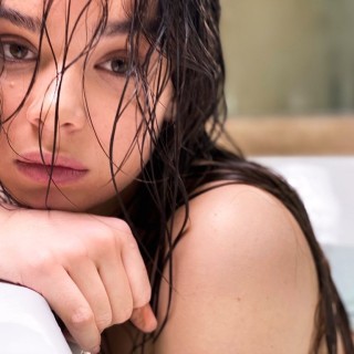 Hailee-Steinfeld-R158