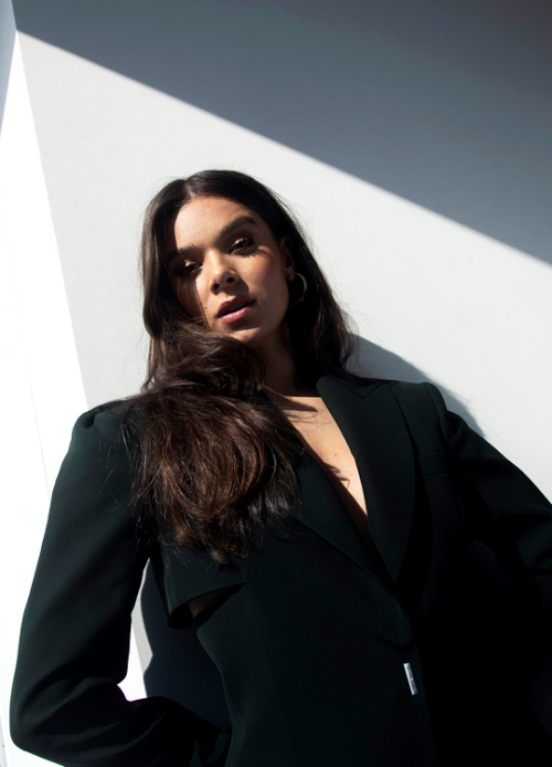 Hailee-Steinfeld-R159.png
