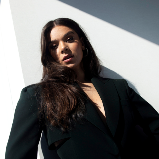 Hailee-Steinfeld-R159