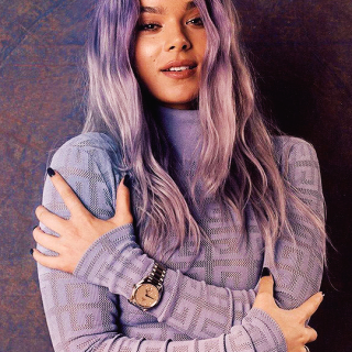 Hailee-Steinfeld-R163