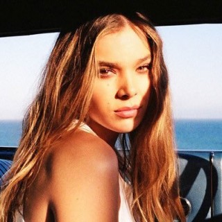 Hailee-Steinfeld-R165