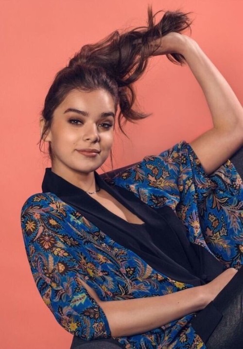 Hailee-Steinfeld-R166.jpg