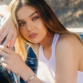 Hailee-Steinfeld-R171