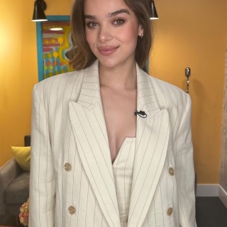 Hailee-Steinfeld-R174