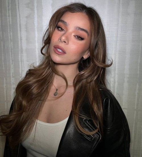 Hailee-Steinfeld-R180.jpg