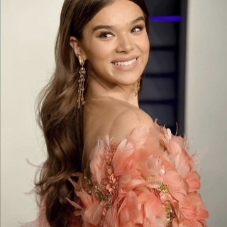 Hailee-Steinfeld-R181