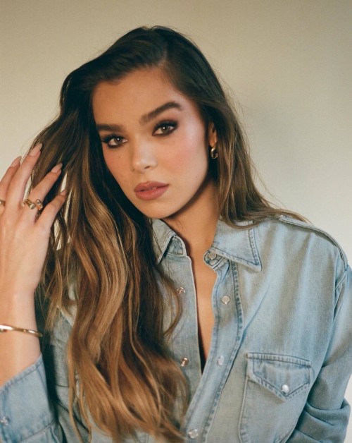 Hailee-Steinfeld-R187.jpg