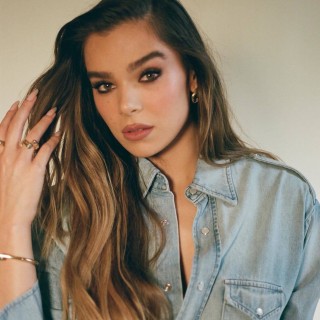 Hailee-Steinfeld-R187