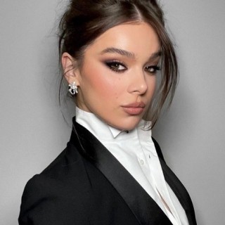 Hailee-Steinfeld-R195