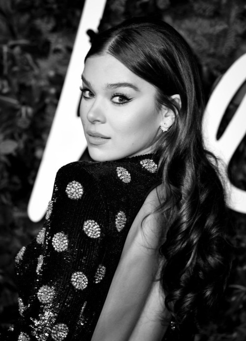 Hailee-Steinfeld-R196.jpg