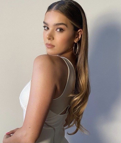 Hailee-Steinfeld-R201.jpg