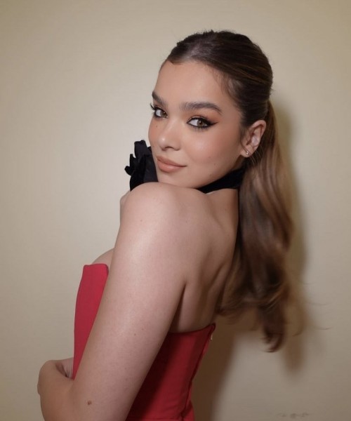 Hailee-Steinfeld-R207.jpg