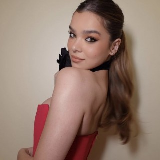 Hailee-Steinfeld-R207